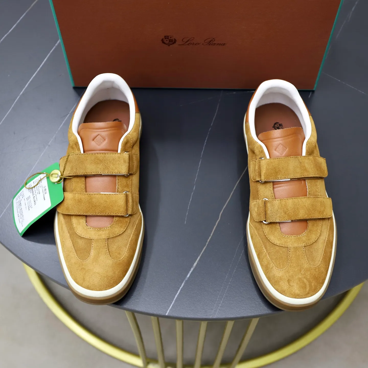 Ex-factory price: 560💰Loro Riana men’s moral training sneakers! Made from high-quality materials and designed in a low-cut silhouette, it offers an elegant and stylish look that's suitable for year-round wear. The unique double-layer sole aesthetic design, caramel cup-shaped outsole is decorated with off-white rubber trim, creating an attractive color combination. Pair with tailored pieces or jeans for a sophisticated yet casual look. The heel is decorated with soft cow leather tongue with Kummel color inserts and cotton laces with embossed LP logo. Upper: cow split suede stitching knitted fabric. Lining: original thickened soft sheepskin. Size: 38-39-40-41-42-43-44 (customized in 45.46)